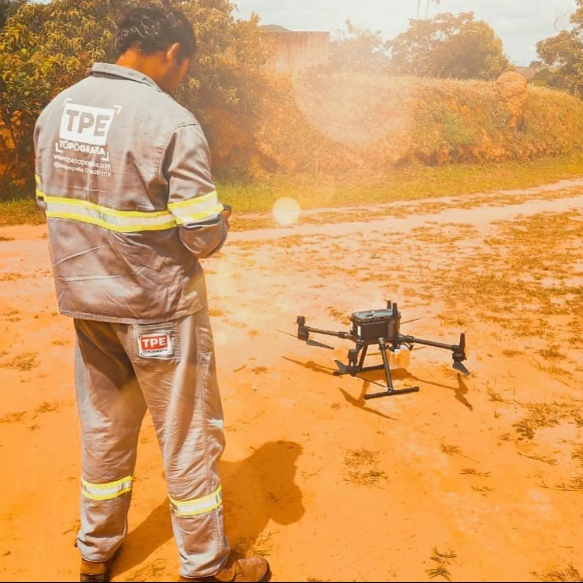 Drone em operação de aerolevantamento