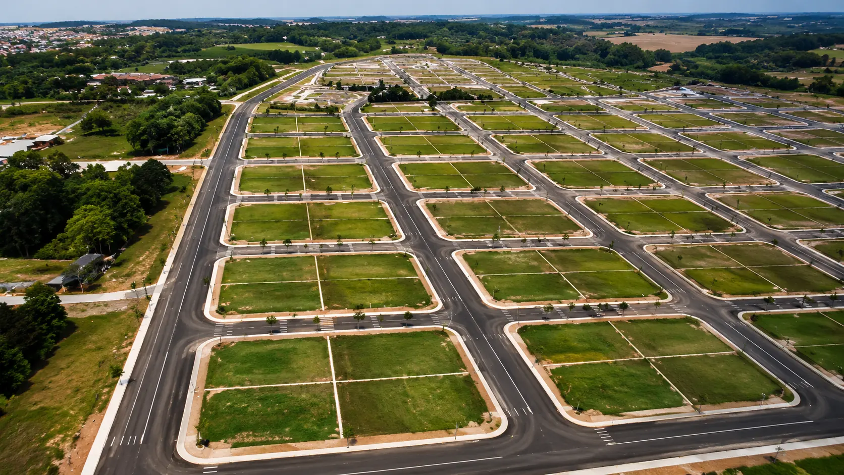 Vista aérea de loteamento residencial com ruas e quadras demarcadas